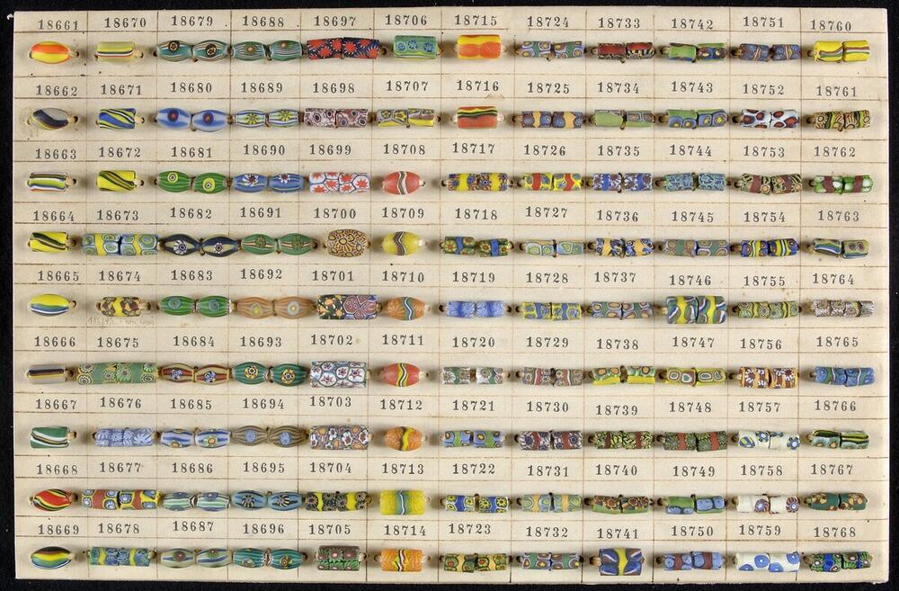 Karton met 108 mozaïekkralen [18661 t/m 18768]