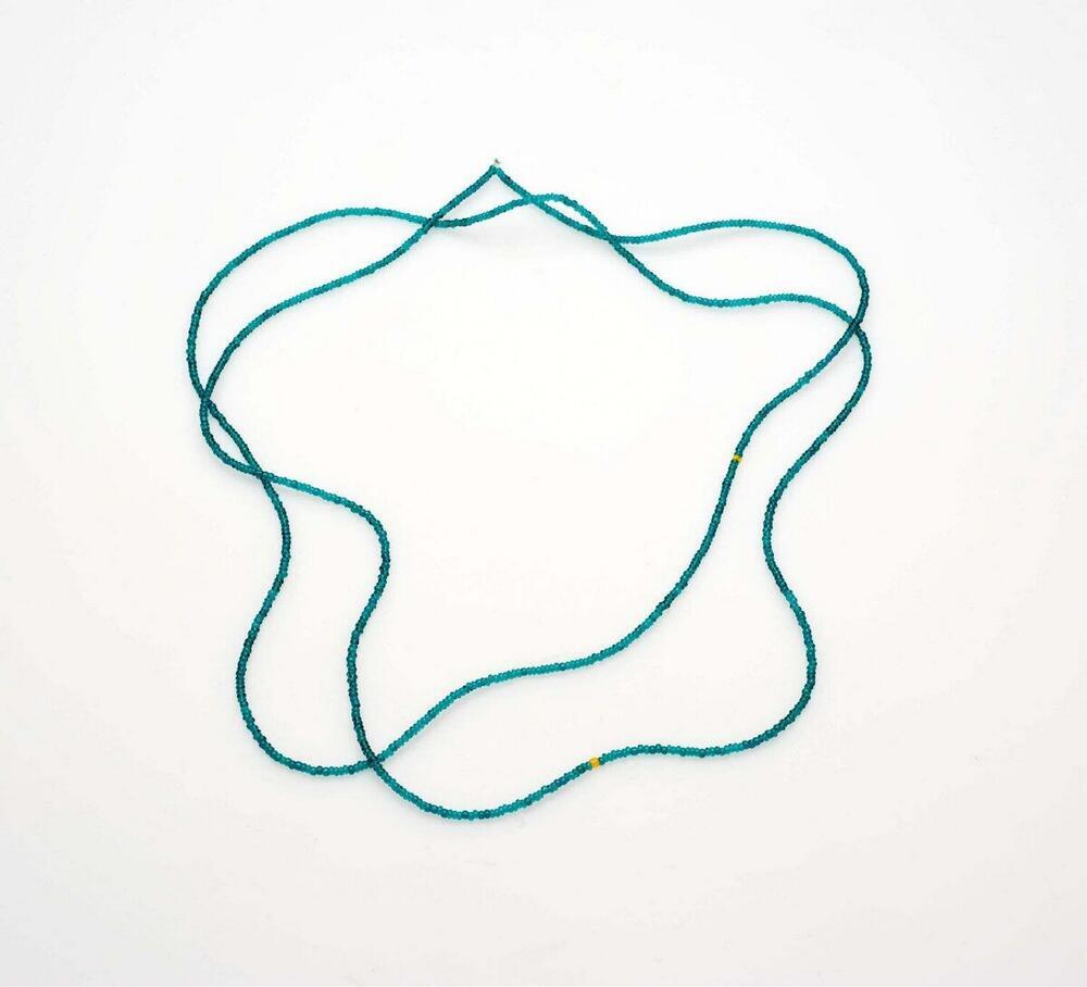 Halsketting van plastic kralen