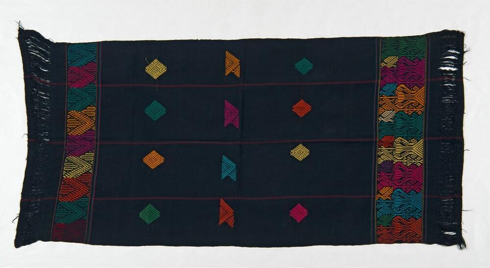 Donkerblauwe omslagdoek met geometrische figuren