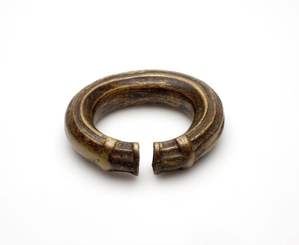 Bronzen armring, vermoedelijk grafvondst