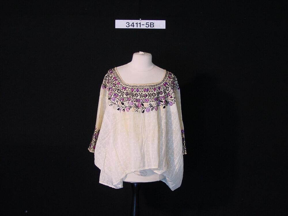 Witte vrouwenblouse van gazige stof met veelkleurig borduursel