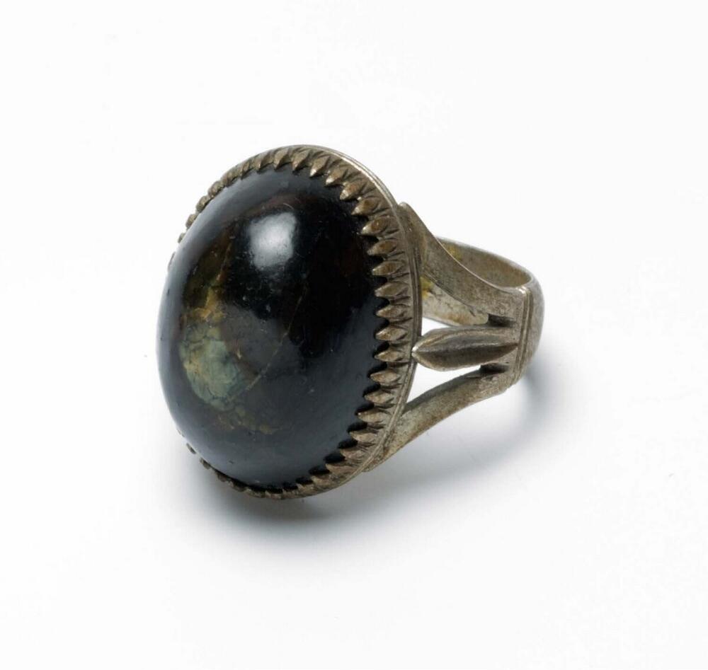 Zilveren vingerring met een ovale zwarte geslepen steen