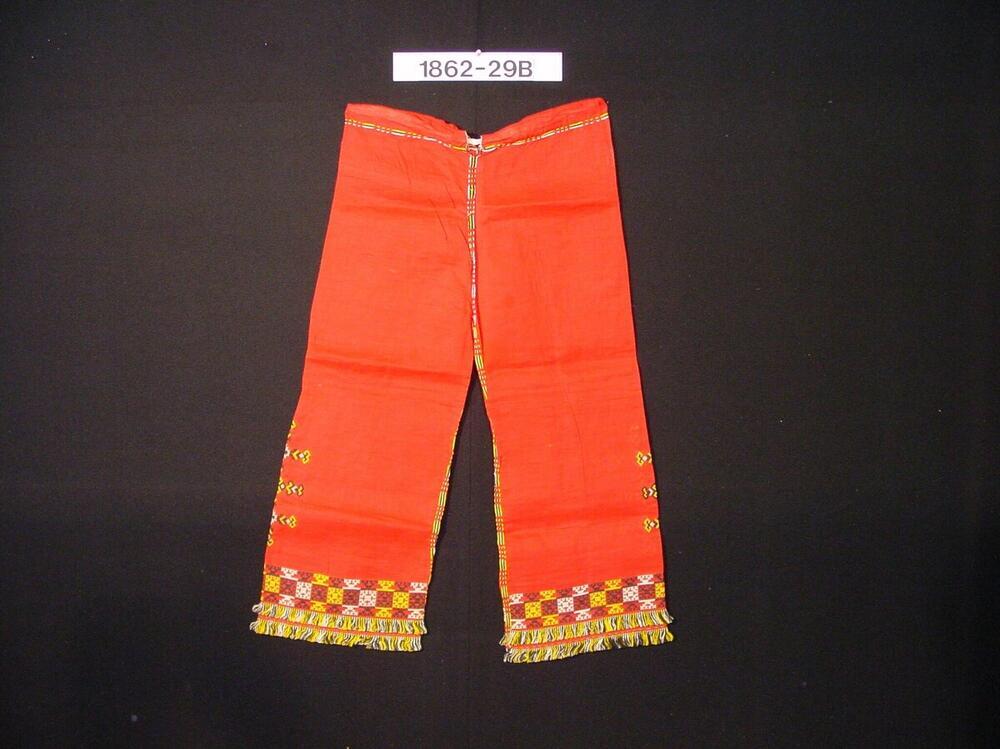 Broek met lange pijpen, rood katoen met borduurwerk, als onderdeel van mannenfeestkostuum.