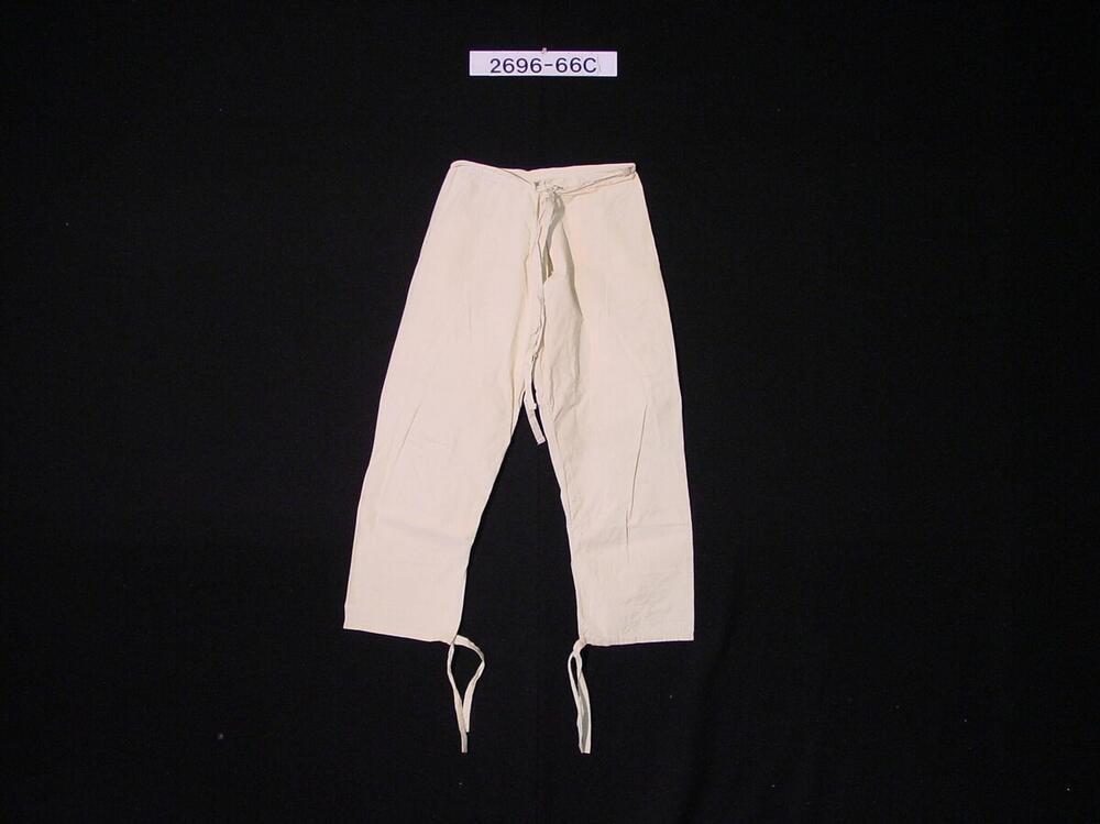 Witte katoenen broek als onderdeel van trouwkleding voor een man