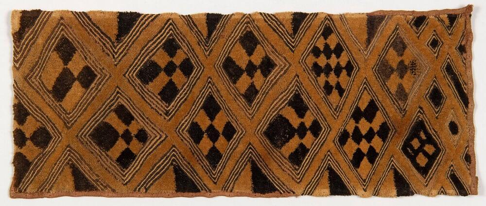 Raffia weefsel, geborduurd met geometrische motieven