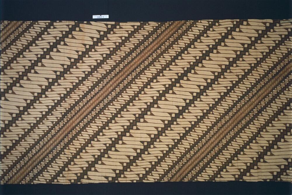 Wikkelrok met geometrische motieven in diagonale banen
