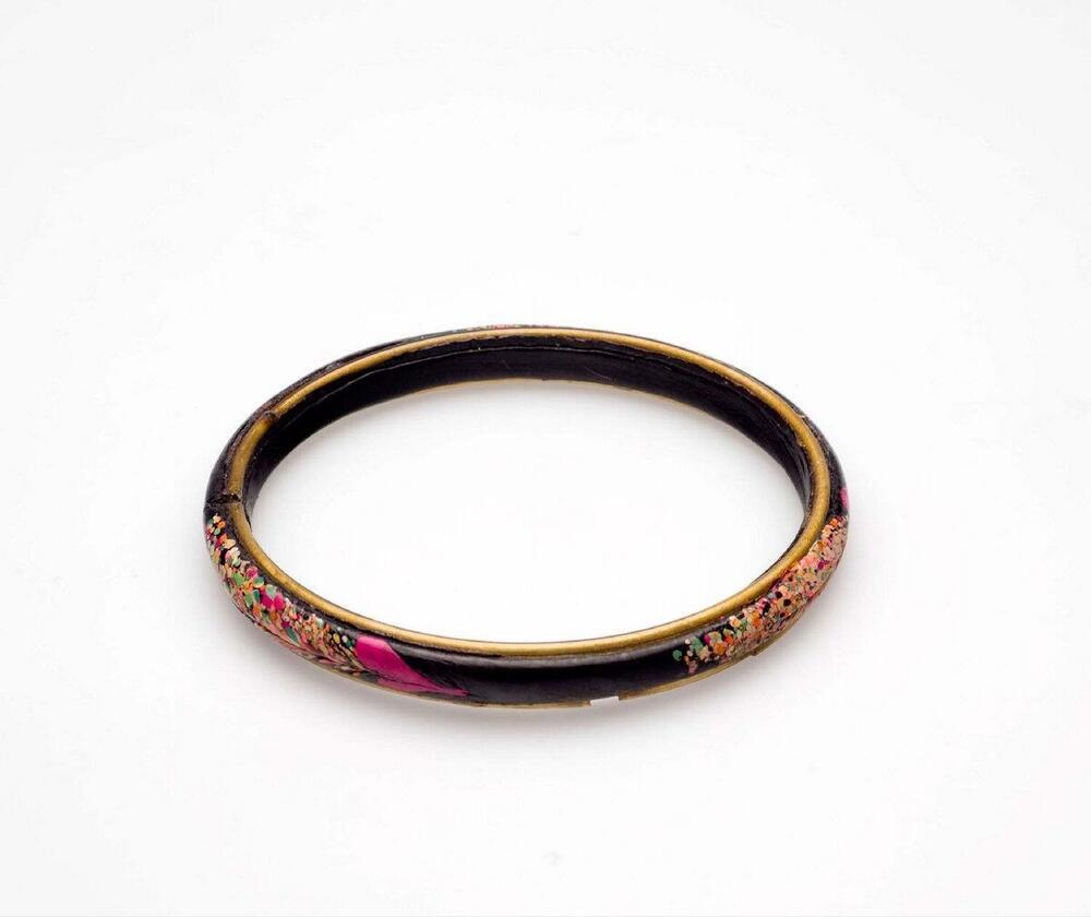 Armband van schellak met glazen sierrand