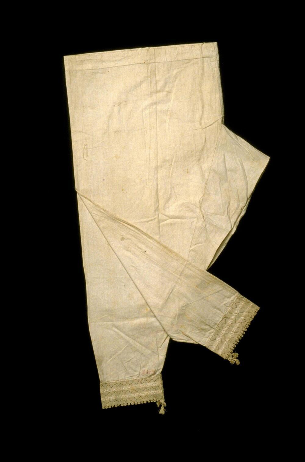 Broek met geborduurde randen, behorende bij de feestdracht van een Sundanees