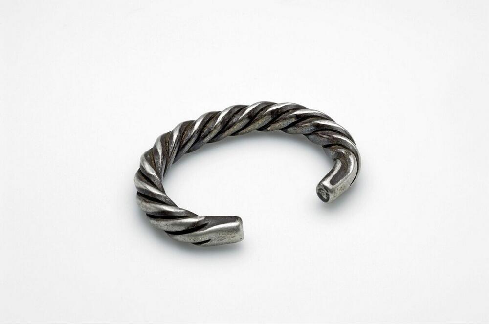 Zilveren open armband, gedraaid