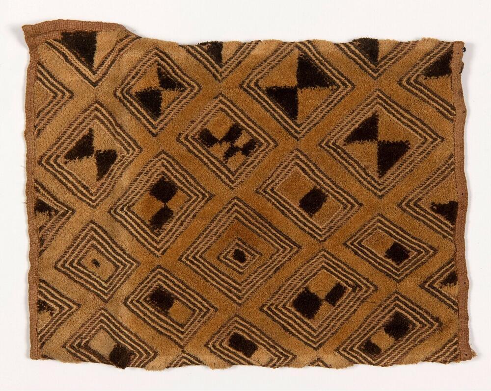 Raffia weefsel, geborduurd met geometrische motieven