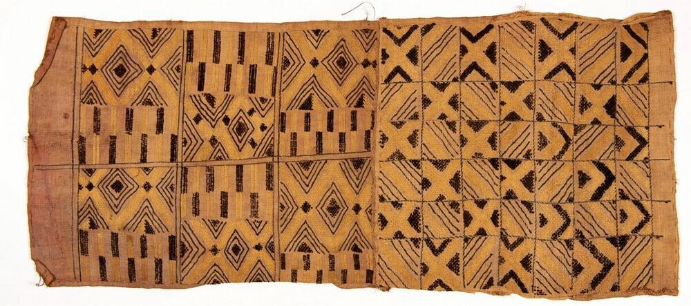 Raffia weefsel, geborduurd met geometrische motieven