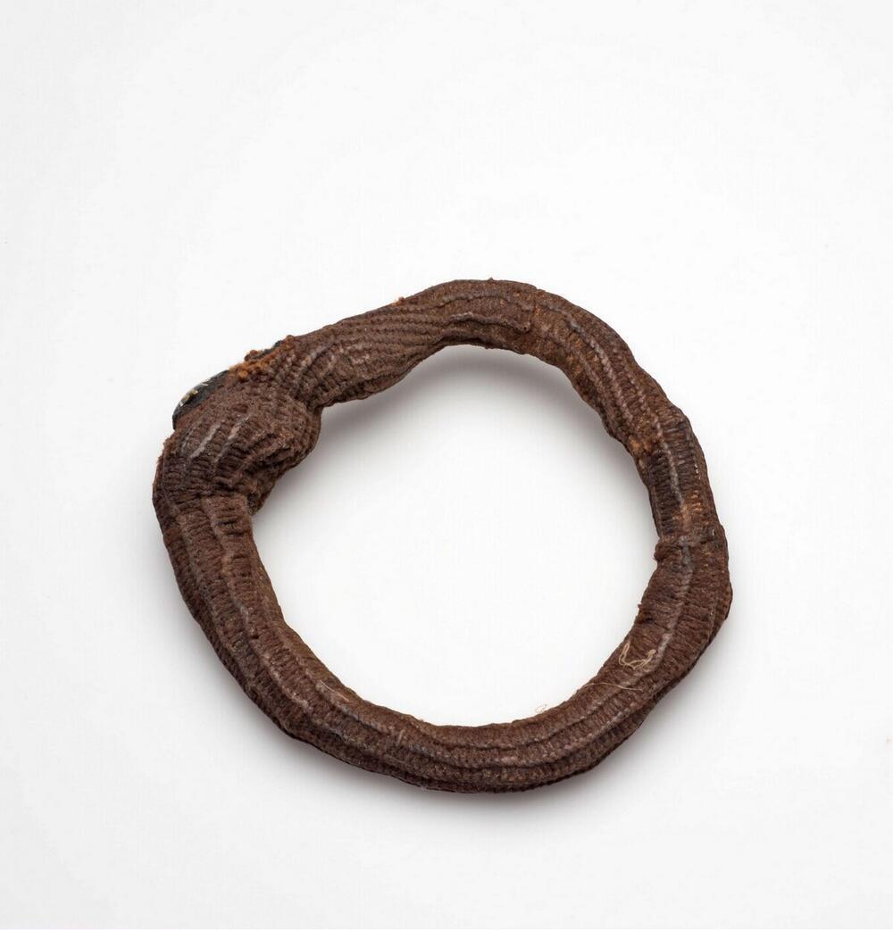 Armband die om de linker bovenarm gedragen dient te worden en die de drager moed geeft en…