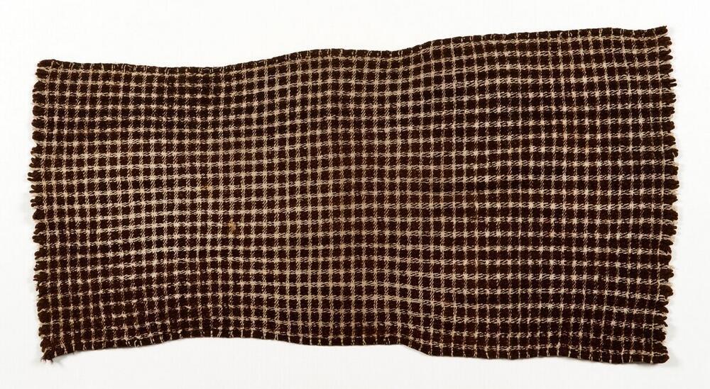 Bruine poncho met ruitjesmotief