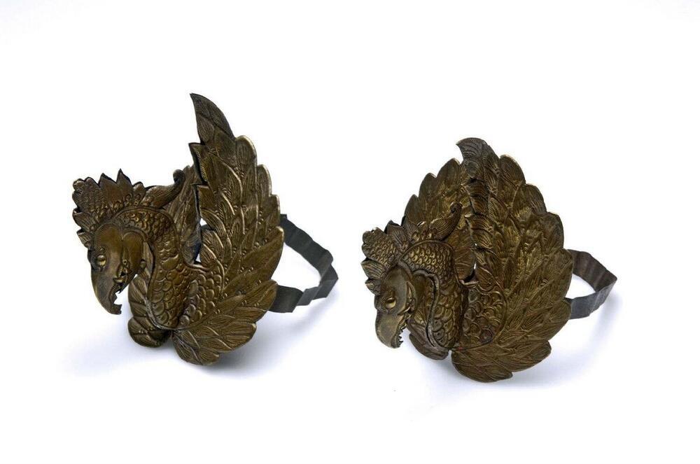 Twee messingen sieraden voor een bruidegom