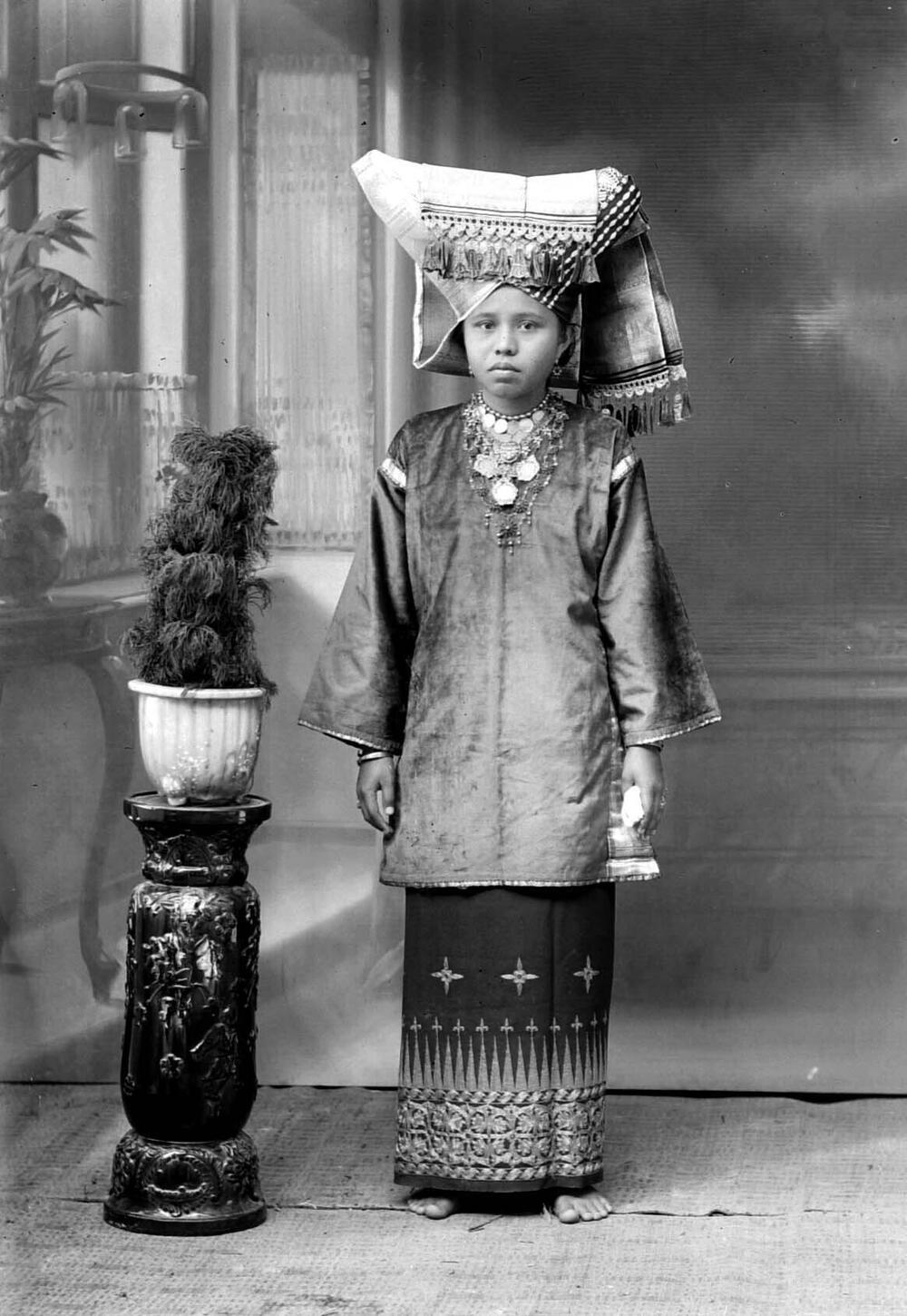 Studioportret van een Minangkabau vrouw uit Padangpandjang in adatkleding