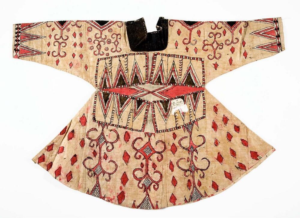 Vrouwenblouse met korte mouwen van geklopte boombast
