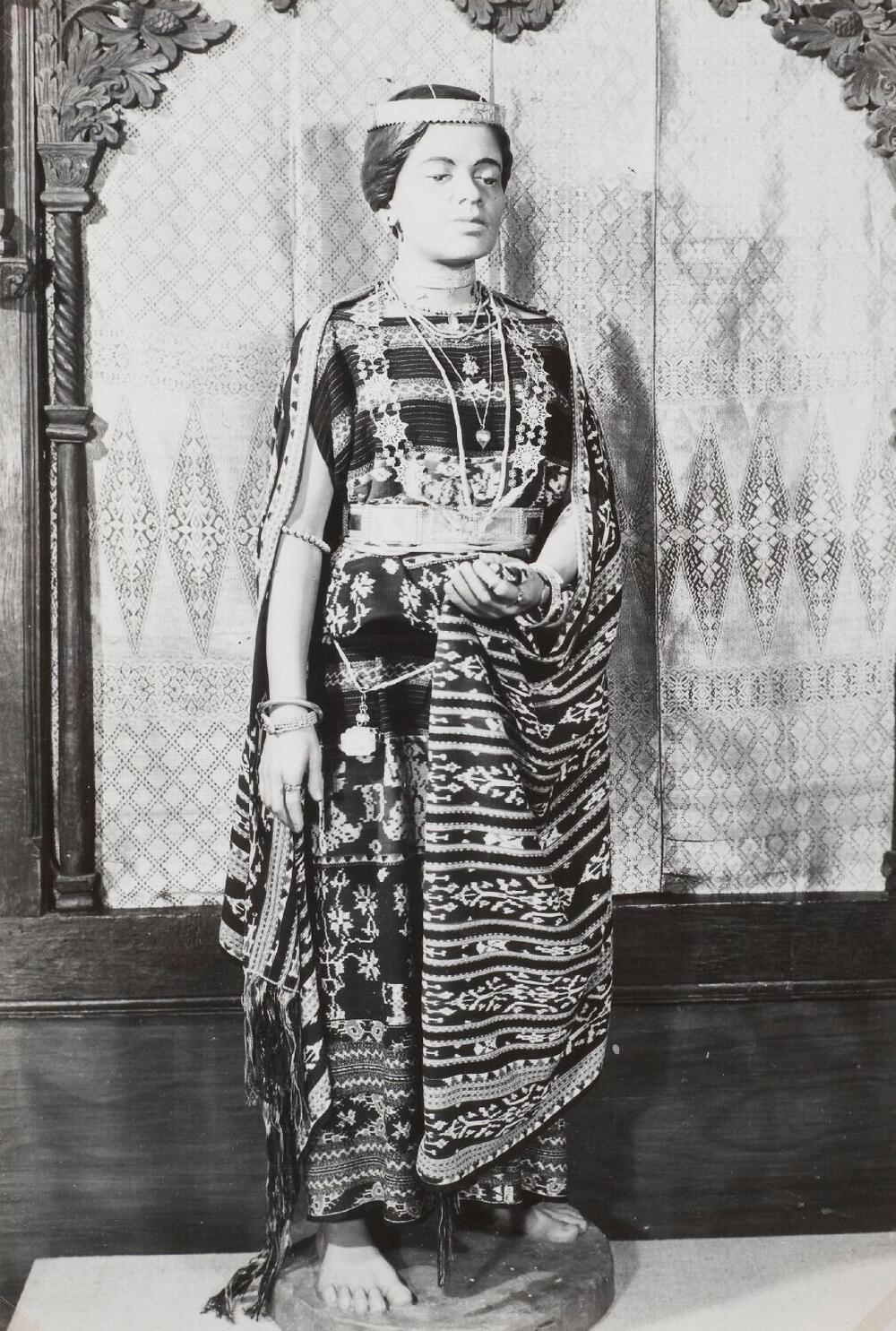 Mannequin representing a woman dressed in clothes from the island Sawu