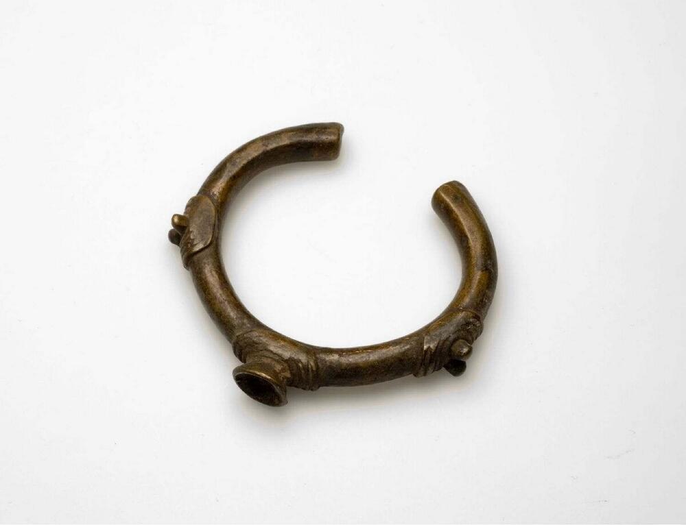Koperen armband met grisgris gedragen als bescherming tegen ziekte en onheil