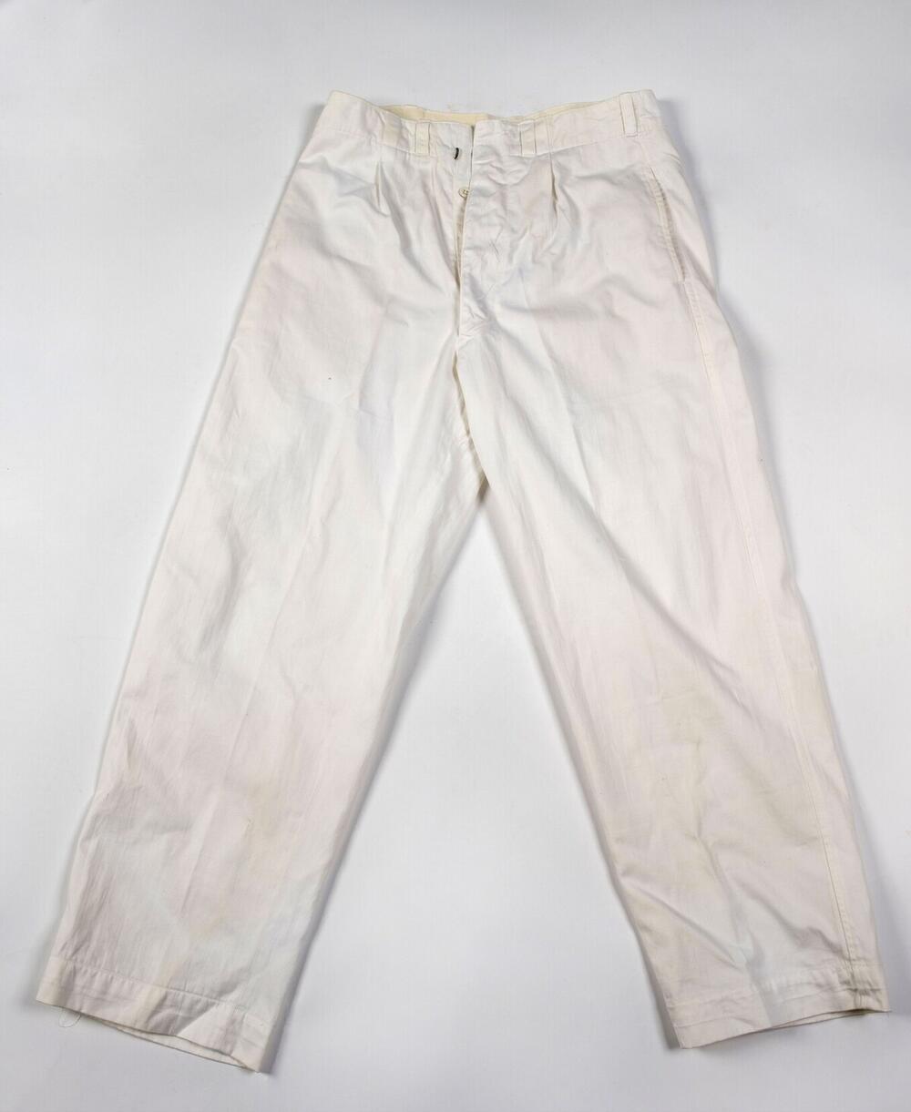 Witte katoenen broek gedragen bij missiewerk in de tropen, behorend bij een wit katoenen soutane