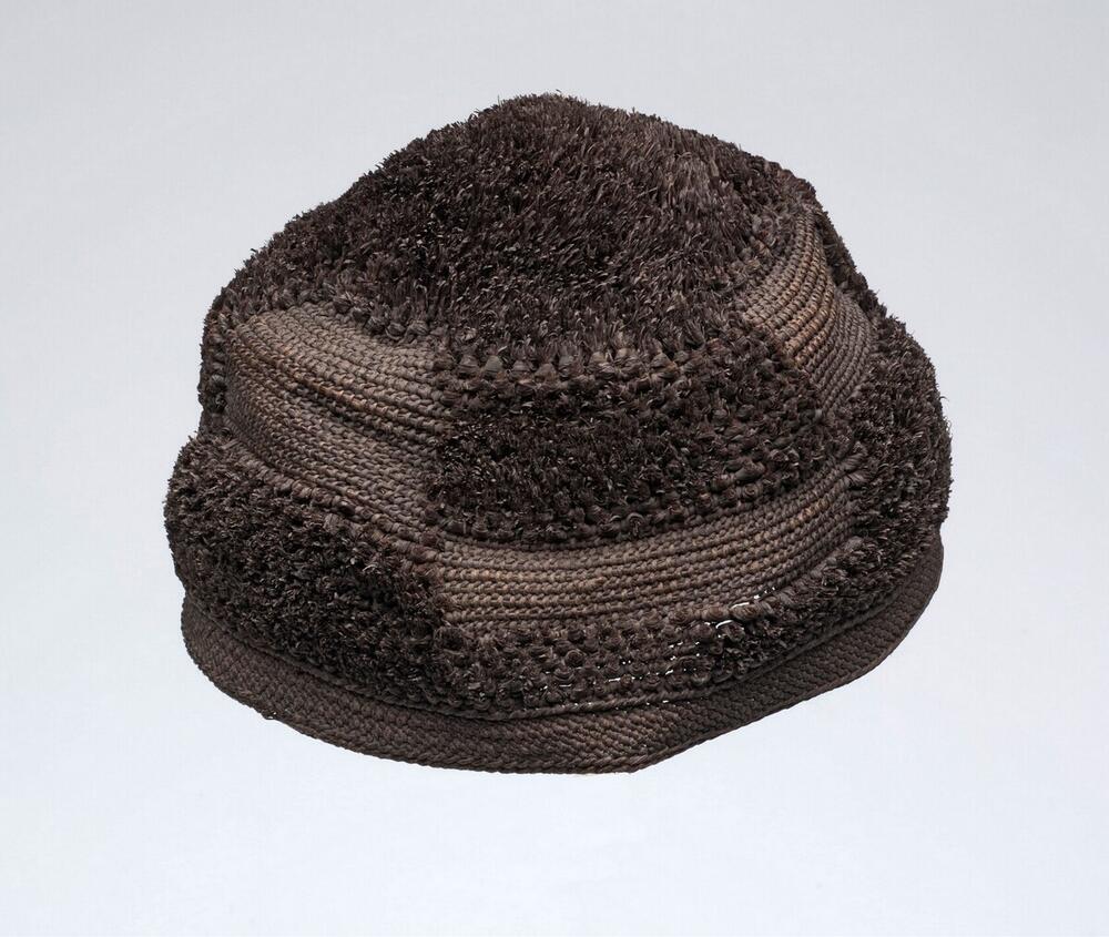Geknoopte raffia muts, waardigheidsteken