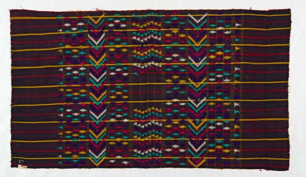 Gestreepte doek met geometrische motieven