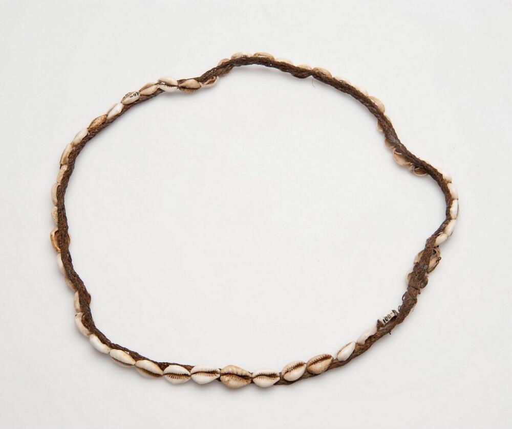 Halsketting van touw met kaurischelpen