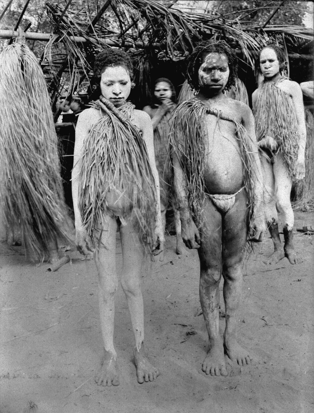 Twee papua meisjes in Majokostuums, links en kwassoom, rechts een swaggi