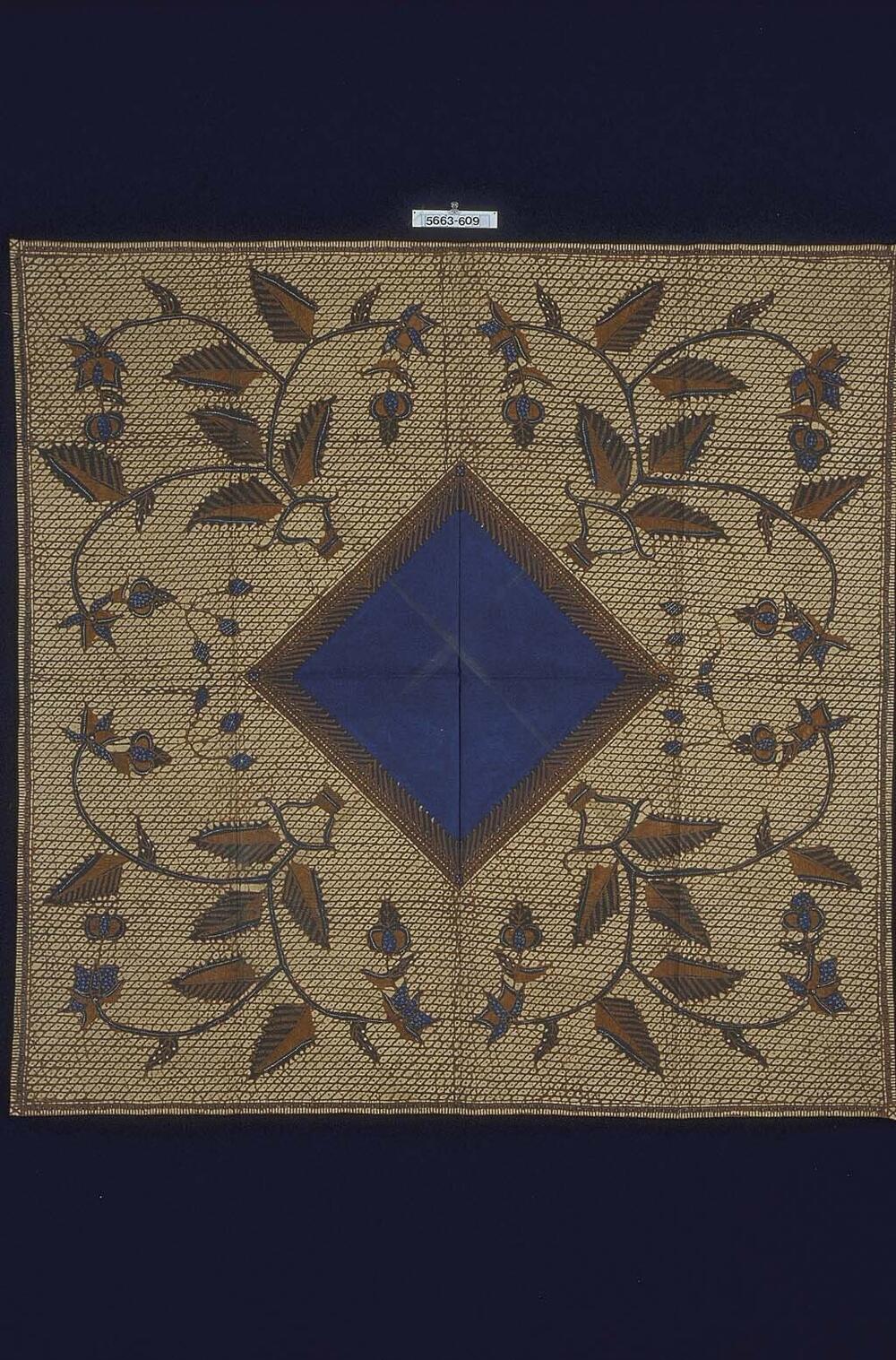 Kokerrok met kleine bloemen en diagonale banen met geometrische motieven