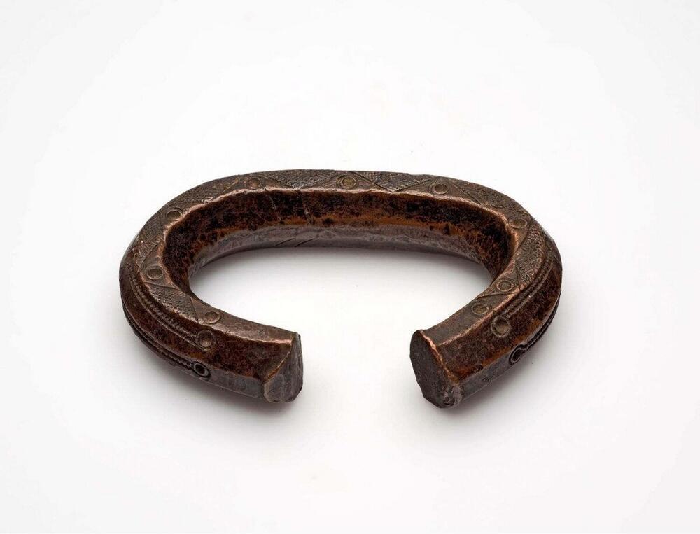 Koperen armband versierd met geciseleerde geometrische motieven
