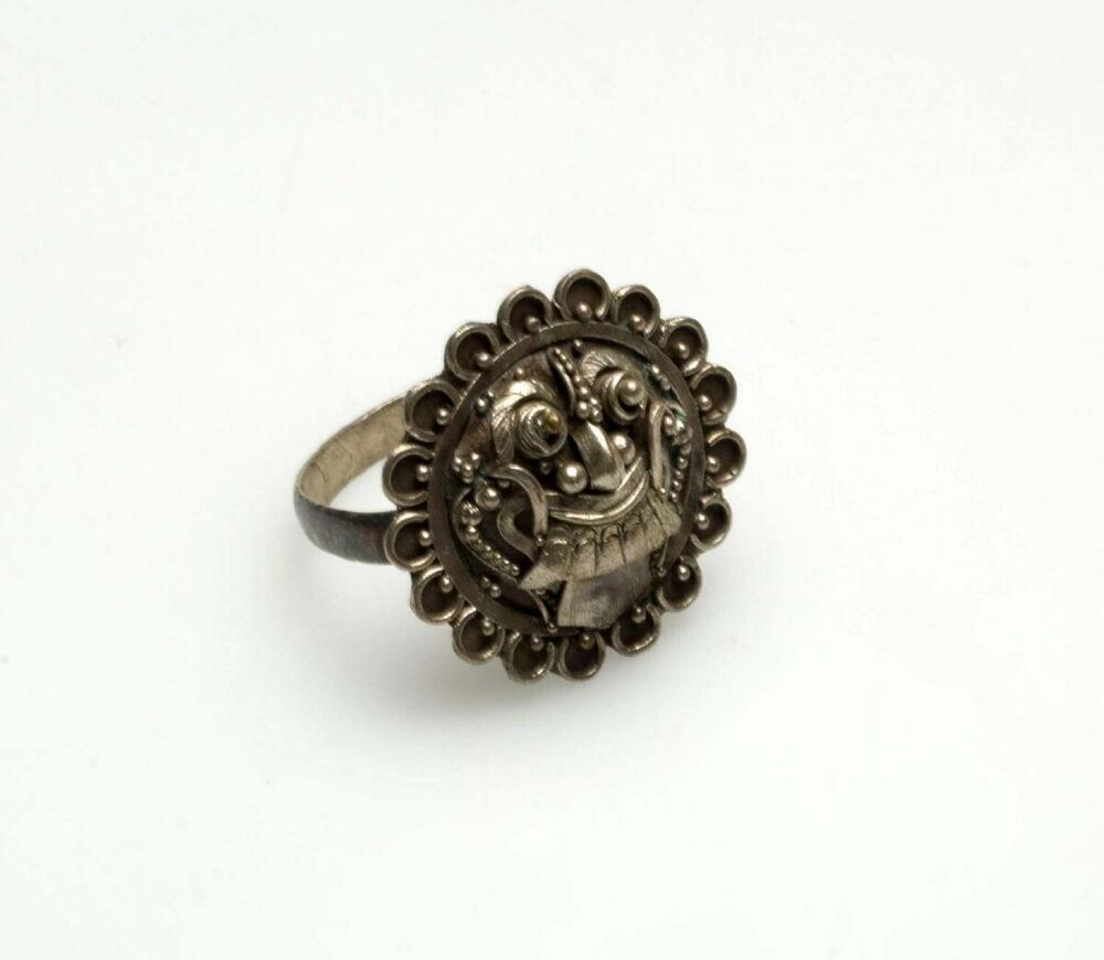 Zilveren vingerring met een monsterkop versierd
