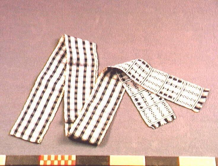 Handgeweven smalband voor vervaardiging van een mannenkleed