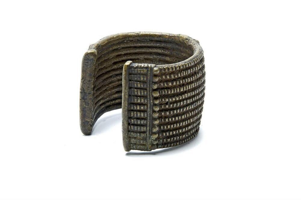 Messingen armband, versierd met rondgaande banen van punten
