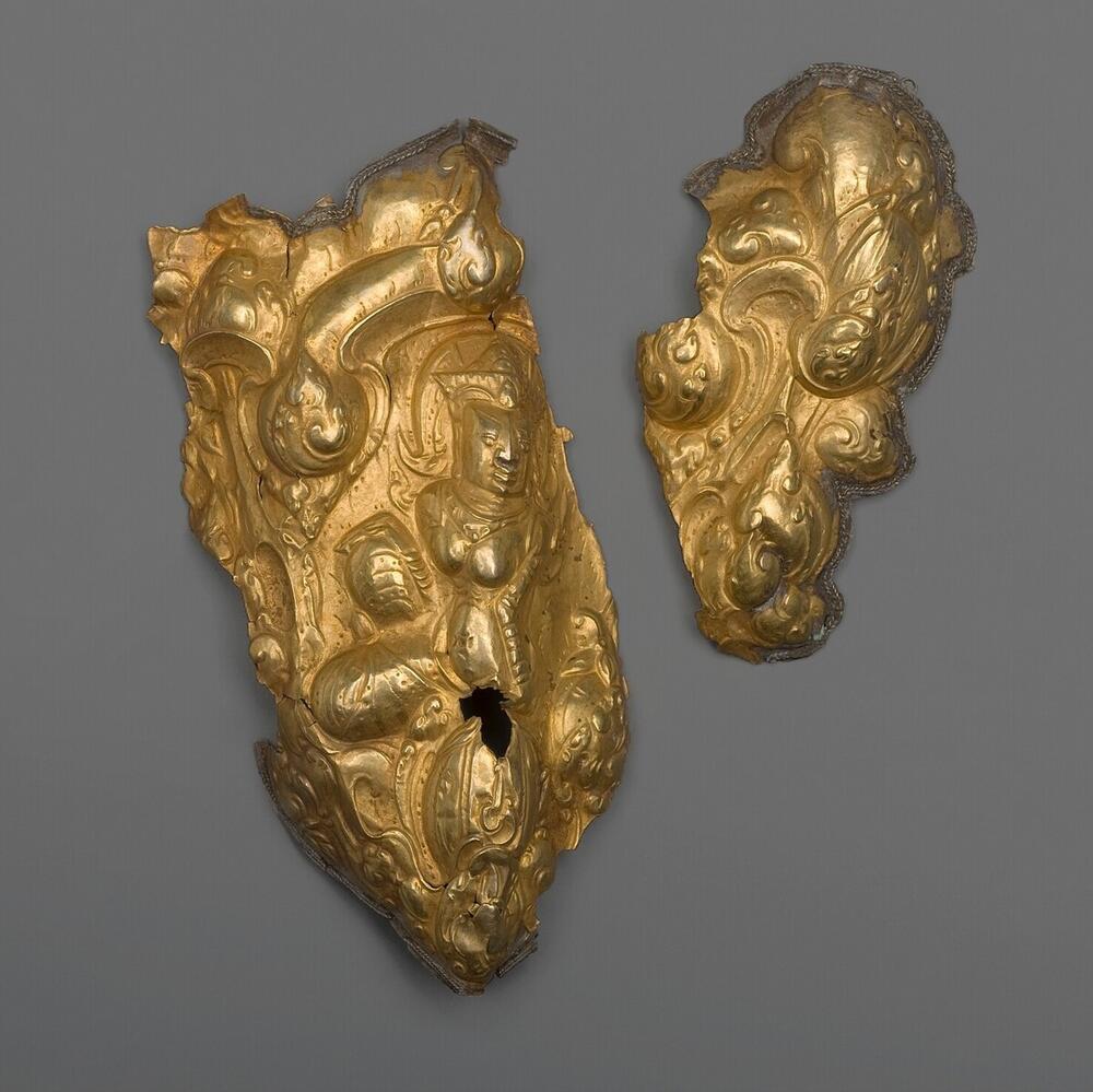 Fragment van een gedreven gouden plaat, met hierop een (heilige) persoon.