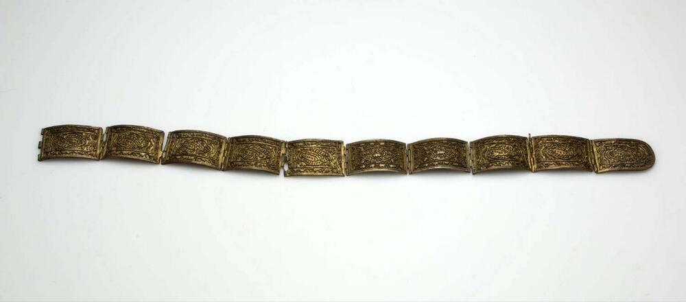 Gordel van tien metalen platen versierd met bladmotieven en bloemmotieven