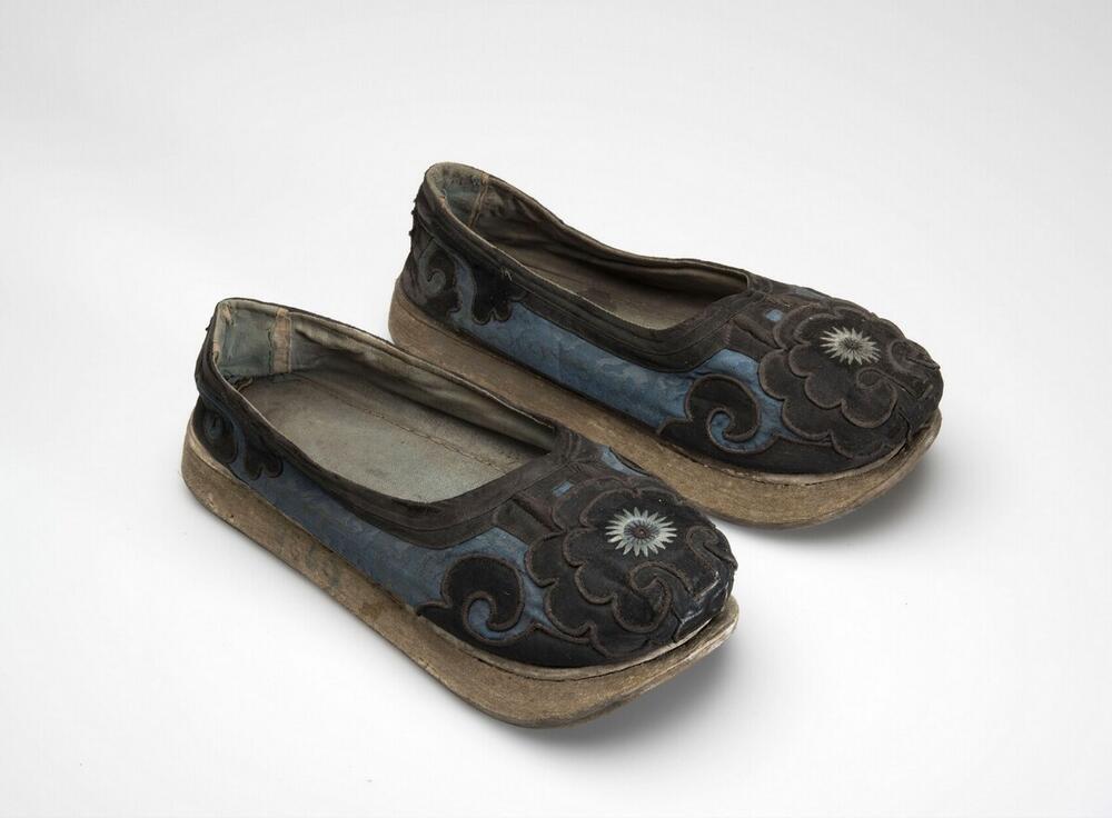 Paar schoenen van zwarte en blauwe zijde, verwerkt tot bloemenpatroon