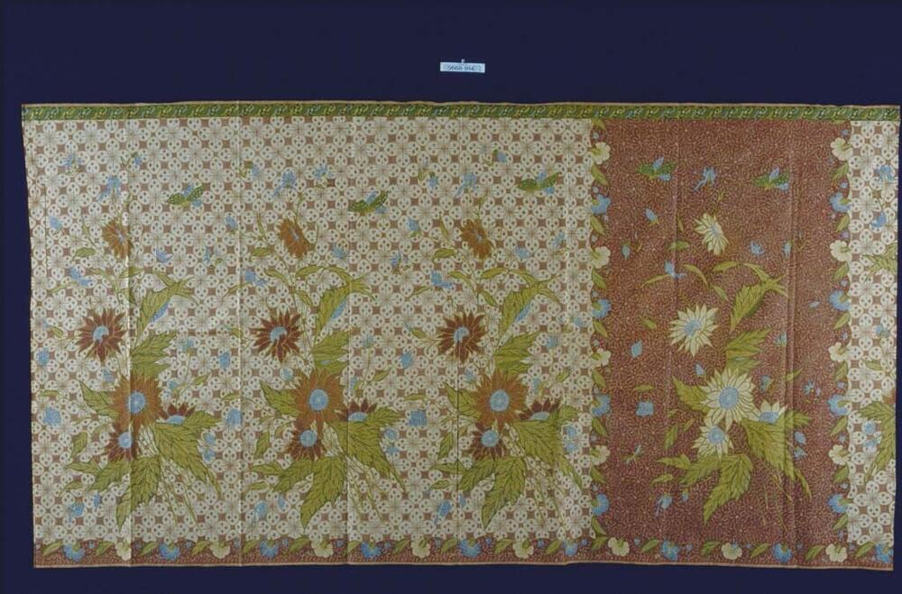 Kokerrok met bloemen en vlinders op geometrisch patroon