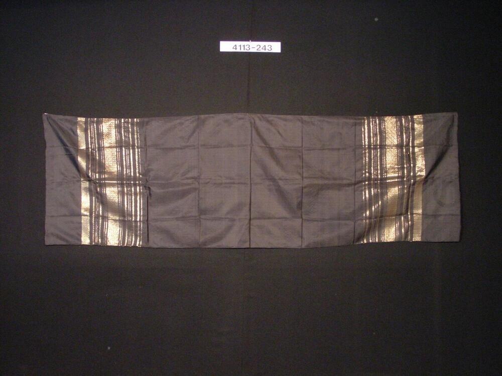 Zijden schouderdoek, voorzien van gouddraad