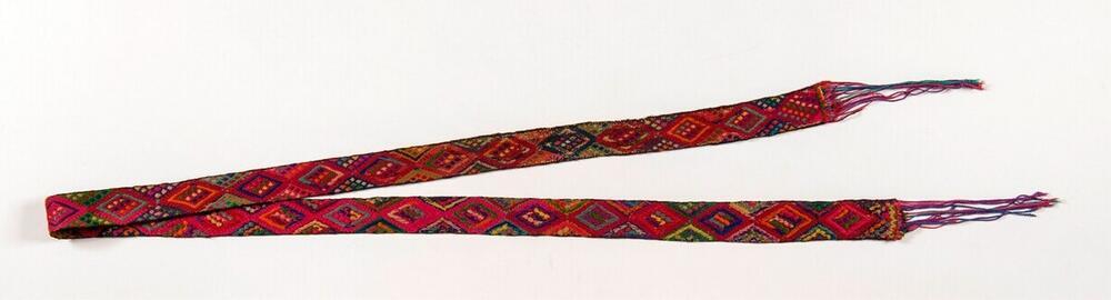 Roze ceintuur met geometrische motieven