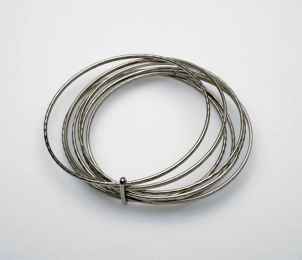 Metalen armbanden, bijeen gehouden door metalen strip