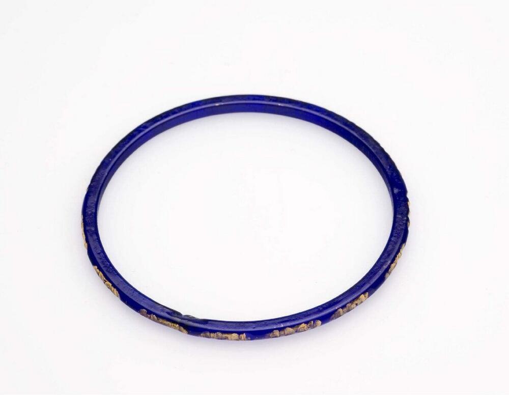 Plastic armband als onderdeel van drietal