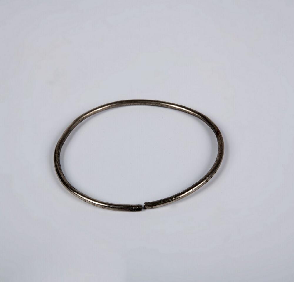 Armband, die gedragen wordt bij het candomblé kostuum voor de godin Iemanjá