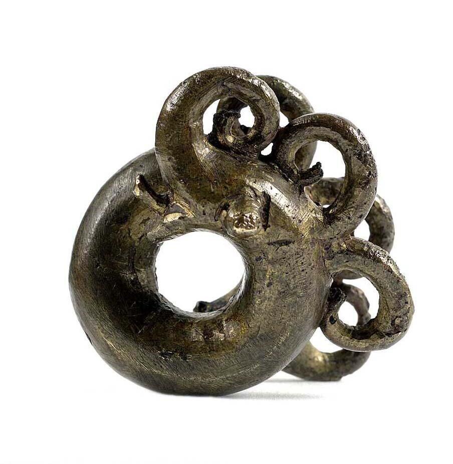Brass earring with aso motif