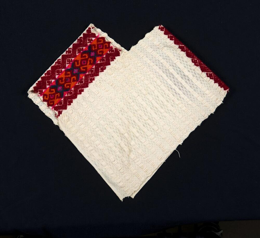 Witte quechquémitl met geometrische motieven