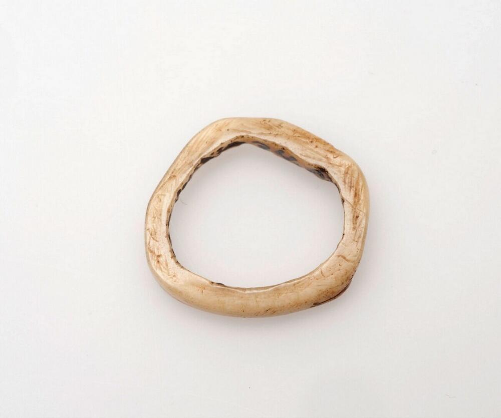 Wit benen ring