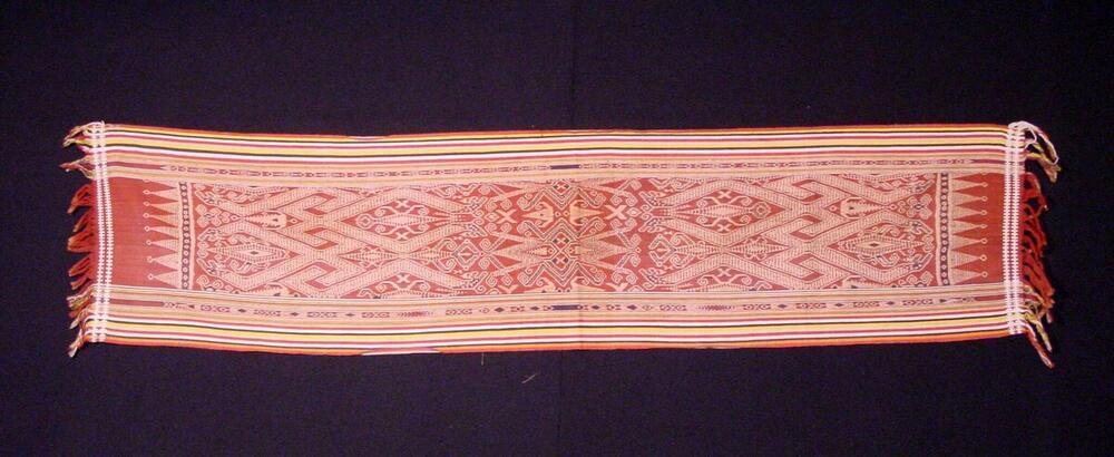 Schouderdoek met ornament in scheringikat
