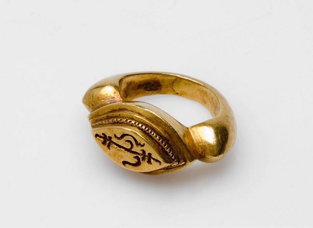 Gouden ring voorzien van stempelkussen met versiering