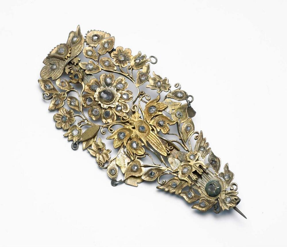 Koperen broche met rank- en bloemfiguren