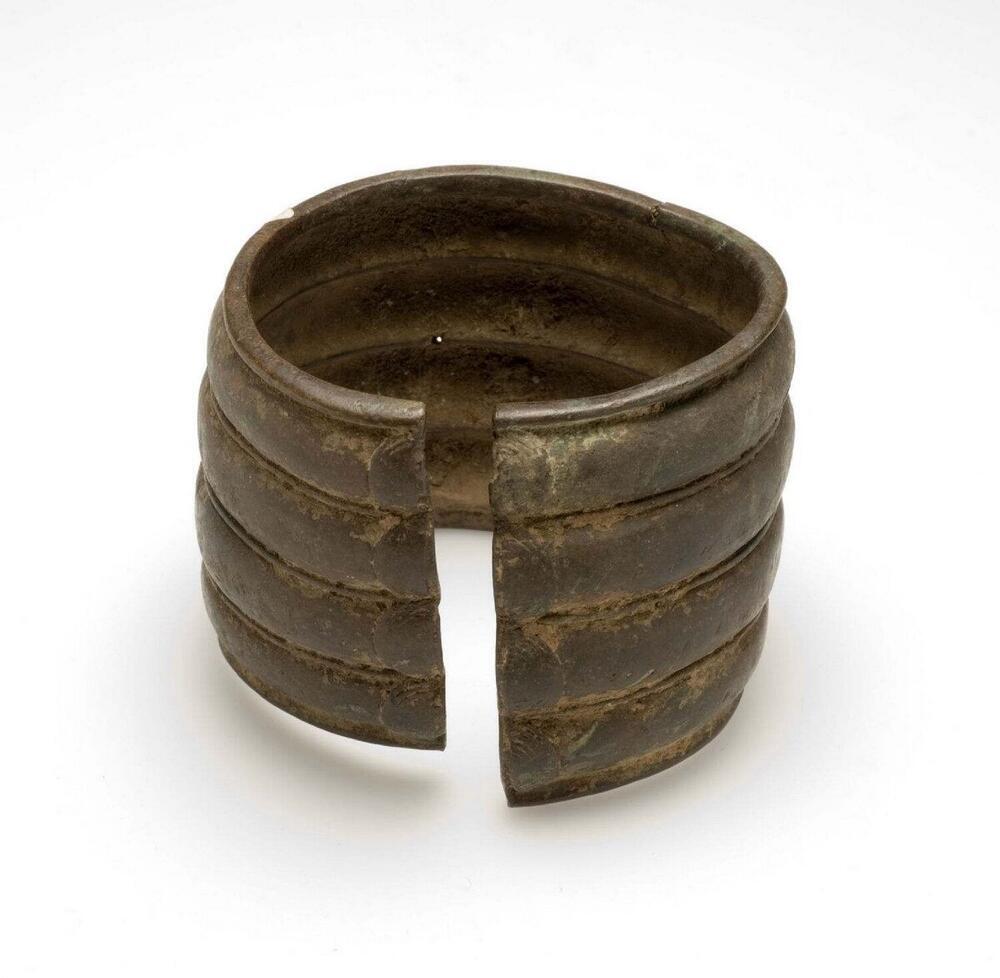 Armband van geelkoper, vermoedelijk voor de bovenarm