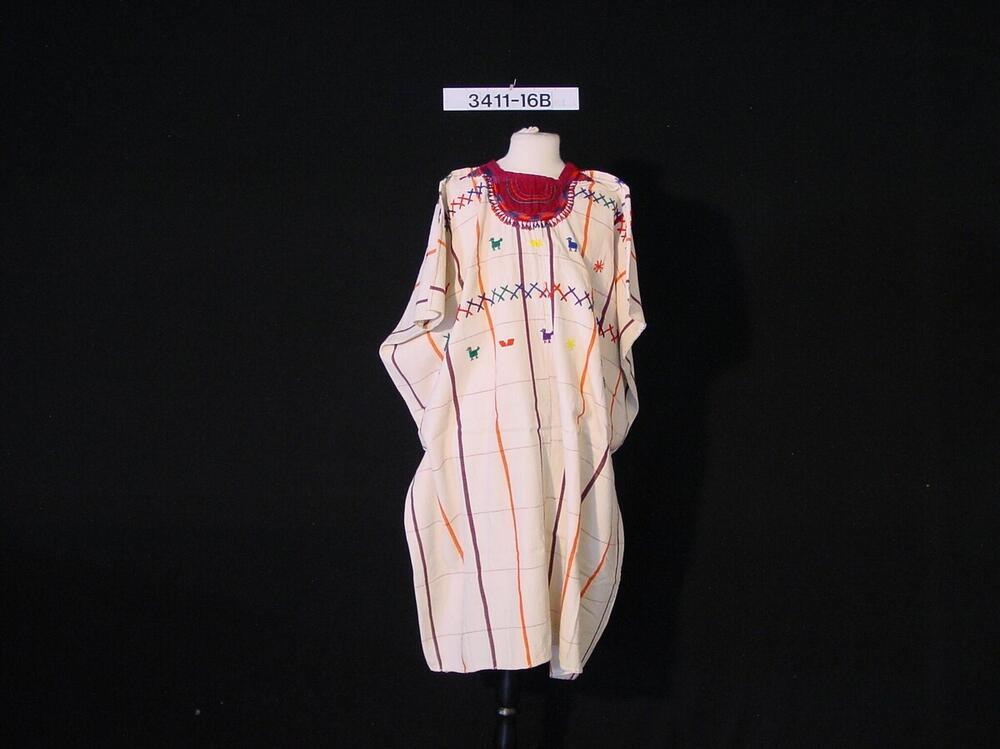 Lange wit katoenen blouse met kleurige versiering
