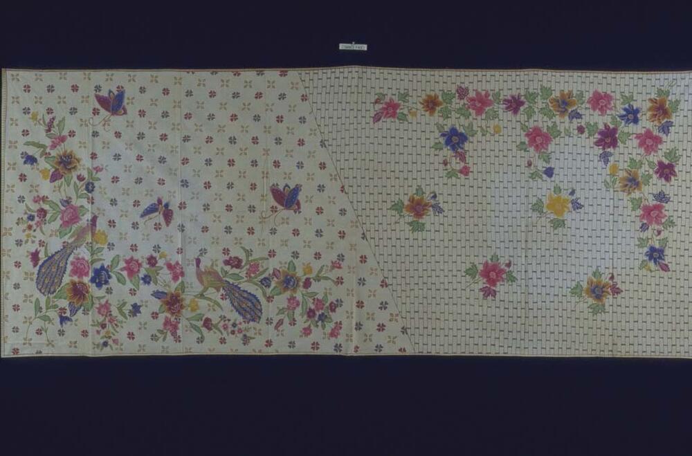 Wikkelrok met bloemen, pauwen en vlinders op verschillende helften
